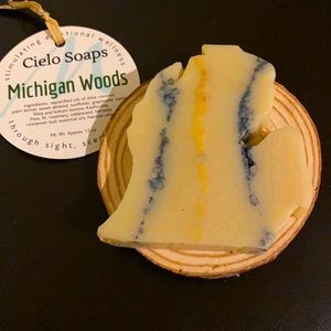 Michigan Woods Mitten paired with an all-natural wood disc!